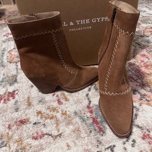 NIB Zephyr Booties Tan